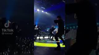 Straykids felix BOOMSHAKALAKA