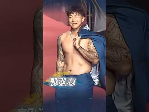 金鐘59／郭泓志脫了！紅毯秀精壯肌肉　西裝外套藏王牌投手巧思全場尖叫｜TVBS娛樂頭條 #shorts