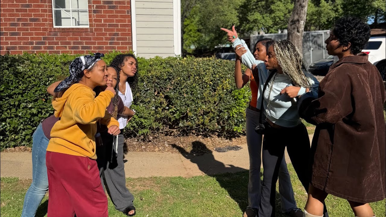 Destiny gets outta Sharra’s car and rushes towards the twins!