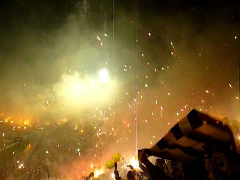 "Recibimiento de la hinchada más grande del mundo a Peñarol - Final Libertadores 2011" Barra: Barra Amsterdam &bull; Club: Peñarol &bull; País: Uruguay