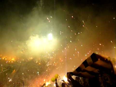 "Recibimiento de la hinchada más grande del mundo a Peñarol - Final Libertadores 2011" Barra: Barra Amsterdam • Club: Peñarol