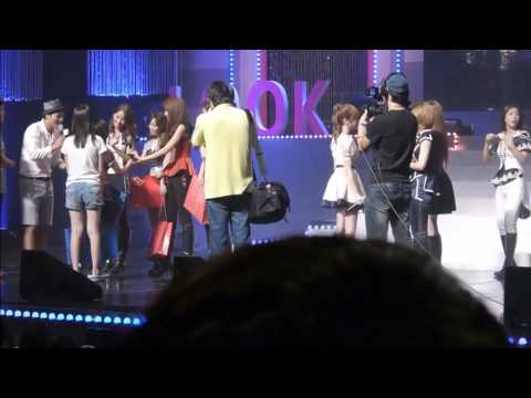 [HD Fancam] 120901 SNSD TaeYeon Hugging Vietnamese Fangirl @ Yakult Look Concert