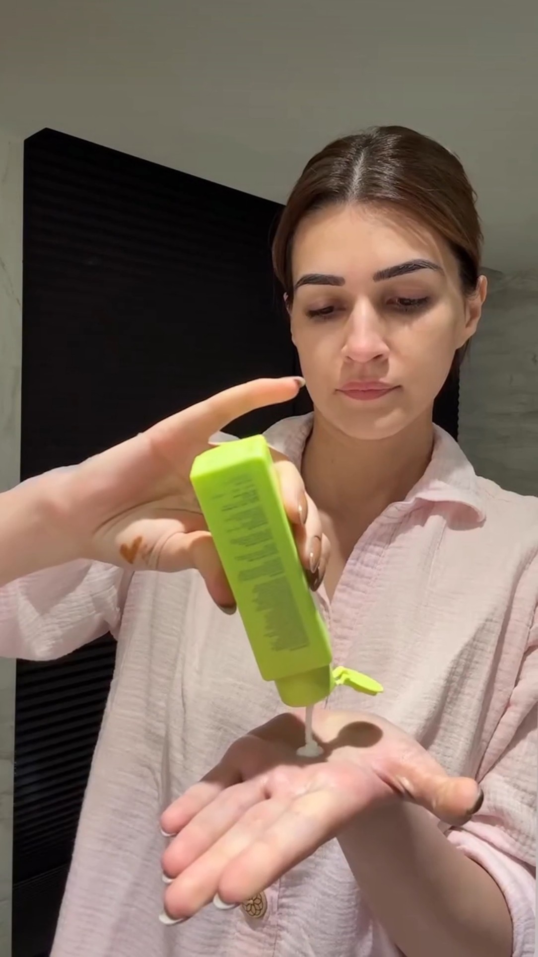 Ingin punya kulit glowing seperti Kriti Sanon? Coba deh skincare routine-nya! ✨🫧