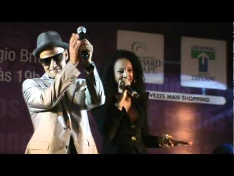 Sérgio Britto chama ao palco  Negra Li.mpg