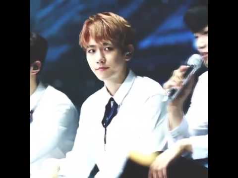 ChanBaek - BAEKHYUN LAUGHING BC CHANYEOL MESSED UP HIS SINGING