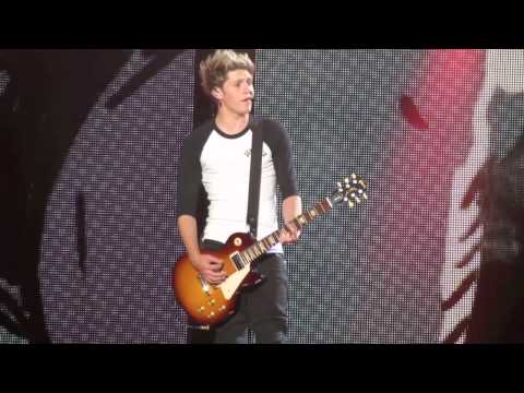 One Direction singing Teenage Dirtbag - Perth concert