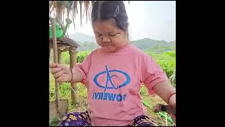 Seeing Thu tirelessly working alone each day, Ms  Ten began to step in and help