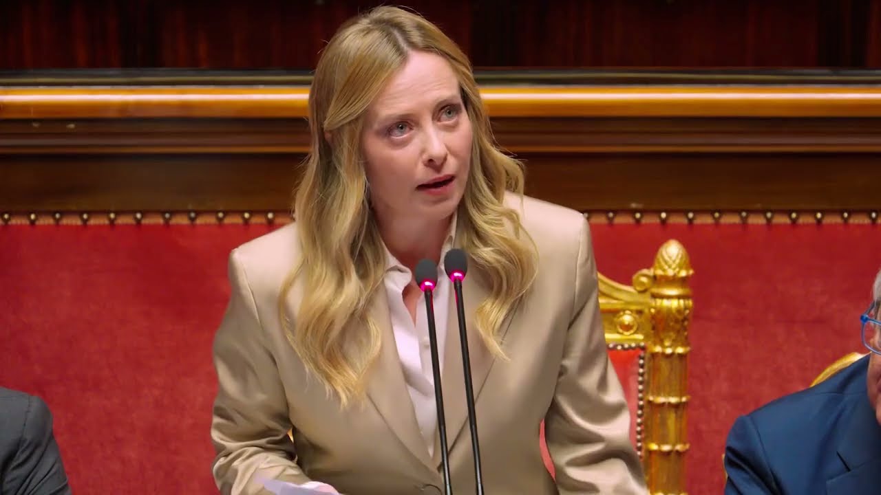 STANDING OVATION PER GIORGIA MELONI:  “NON RIMPIANGO I CARRI ARMATI RUSSI E  IL MURO DI BERLINO”