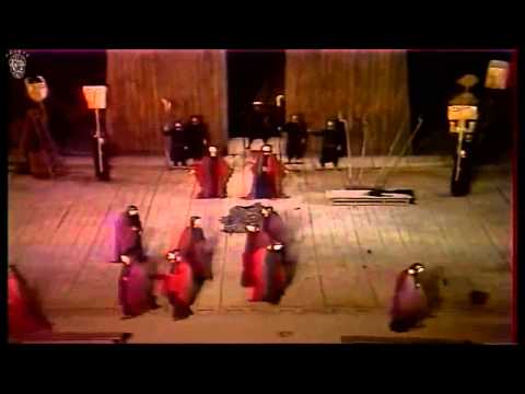 Ορέστεια του Αισχύλου, σε σκηνοθεσία Κάρολου Κουν και σκηνικά και κοστούμια Διονύση Φωτόπουλου (Θέατρο Τέχνης, Αρχαίο Θέατρο Επιδαύρου, 1982· τηλεοπτική σκηνοθεσία Σταμάτη Χονδρογιάννη). Η εκτεταμένη χρήση ημιπροσωπείων, τα οποία καλύπτουν το άνω μέρος της κεφαλής και αφήνουν ελεύθερο το στόμα, συνδέει το αρχαίο προσωπείο με τον λαϊκό πολιτισμό και τη θρησκευτική τελετουργία, διατηρώντας ταυτόχρονα την ευκρίνεια της εκφοράς του λόγου. Τα ημιπροσωπεία του Διονύση Φωτόπουλου αποδίδουν συλλογική, μη ατομικευμένη όψη στα μέλη του Χορού, ανακαλώντας τη λειτουργία του αρχαίου προσωπείου χωρίς να το αντιγράφουν μορφολογικά.