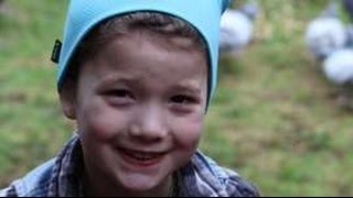 The girl who gets gifts from birds