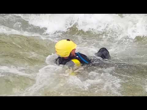 Wildwasser Schwimmen - richtig im Fluss Schwimmen - sicher aus der Stromschnelle