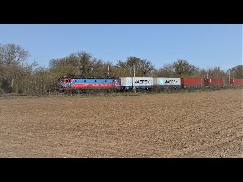 [4K] Freight train hauled by GFR EA 817 with 40 containers [April, 2020]