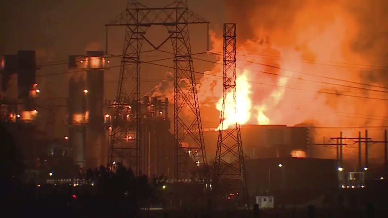 RUSSIA IN DARKNESS! EXPLOSIONS RIP THROUGH RUSSIA’S POWER GRID AFTER UKRAINIAN STRIKES! || 2025