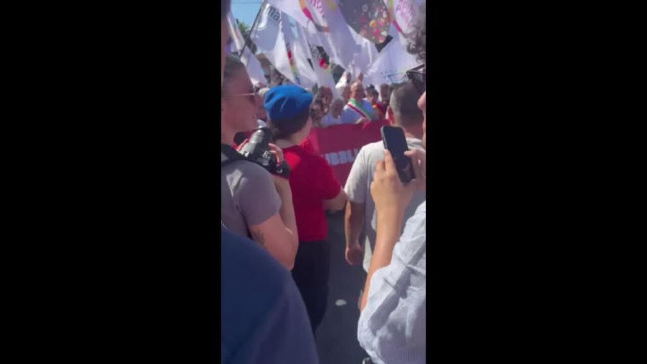 Fratoianni saluta Gualtieri e Grassadonia (SI) alla partenza del Pride di Roma