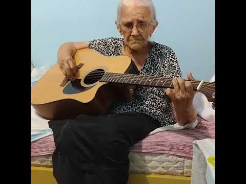 Vó Creusa Louvando ao Senhor... Hino 467 da Harpa Cristã - Sobre As Ondas do Mar...