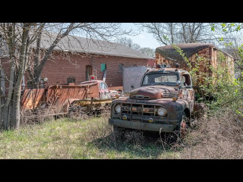 Exploring a Forgotten American Ghost Town filled with vehicles from 1940s!