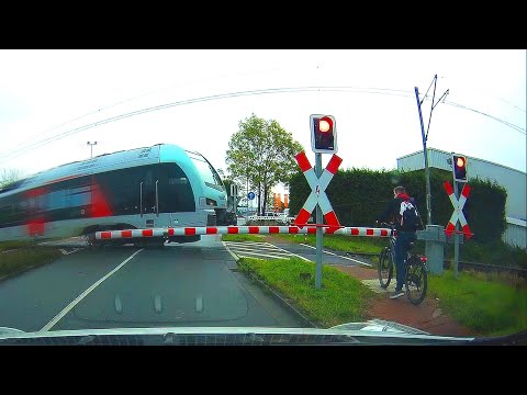 Der Bocholter - Zug quert an den Schranken