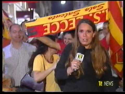 La festa dei tifosi per la promozione in Serie A al termine di LECCE-Palermo 3 a 0 del 7 giugno 2003