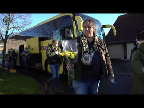 Fans KSC Lokeren - Temse komen aan in Zwevezele: Rozenactie en Open Brief