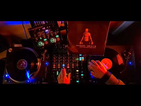 Mini tribute to Maxi Jazz / Faithless. Live Vinyl Mash Up : God Is A DJ Versus Insomnia