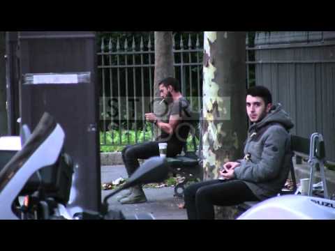 EXCLUSIVE - Shia LaBeouf grabs a Starbuck and smoke a cigarette on a bench in Paris