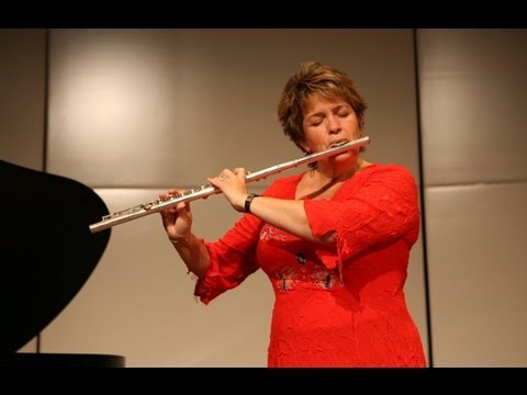 Holly Hofmann plays 'Close Your Eyes'