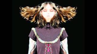 JUANA MOLINA - VIVE SOLO