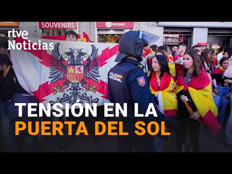 Despliegue policial en Sol al concentrarse ante a los acampados un grupo de asistentes al desfile