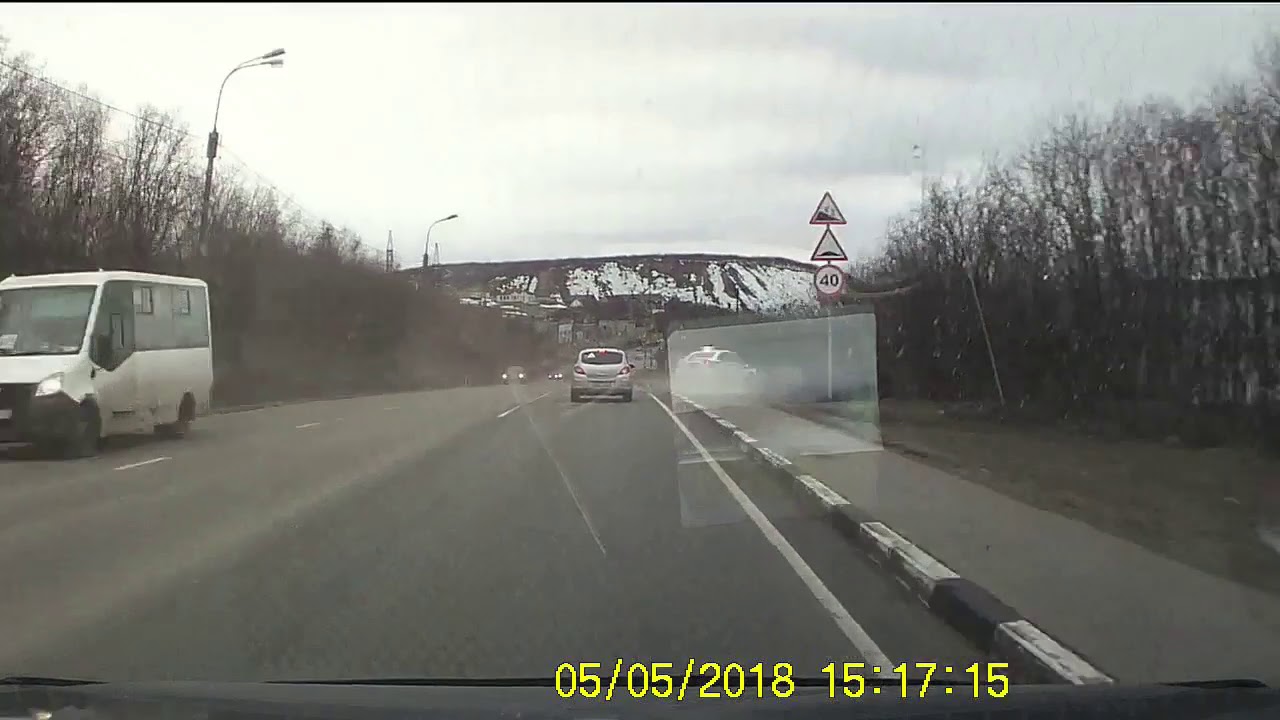 Во время погони за пьяным водителем полицейские улетели с дороги в лес