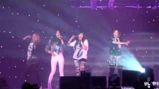 YouTube - [Fancam] 101127 f(x) Krystal fainted @ Lotte Duty Free Shop Family Concert.flv