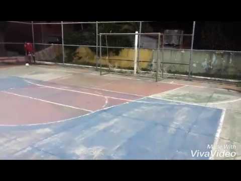 Gol olímpico na quadra a noite.