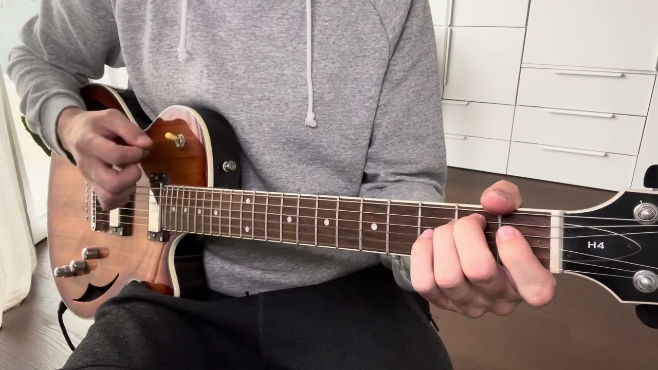 Roberto Barlocci playing the main riff and rhythm of Coldplay's Viva La Vida on guitar