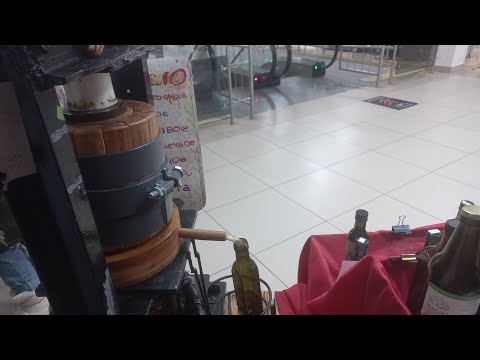 фото сыродавленное масло на деревянном прессе 0