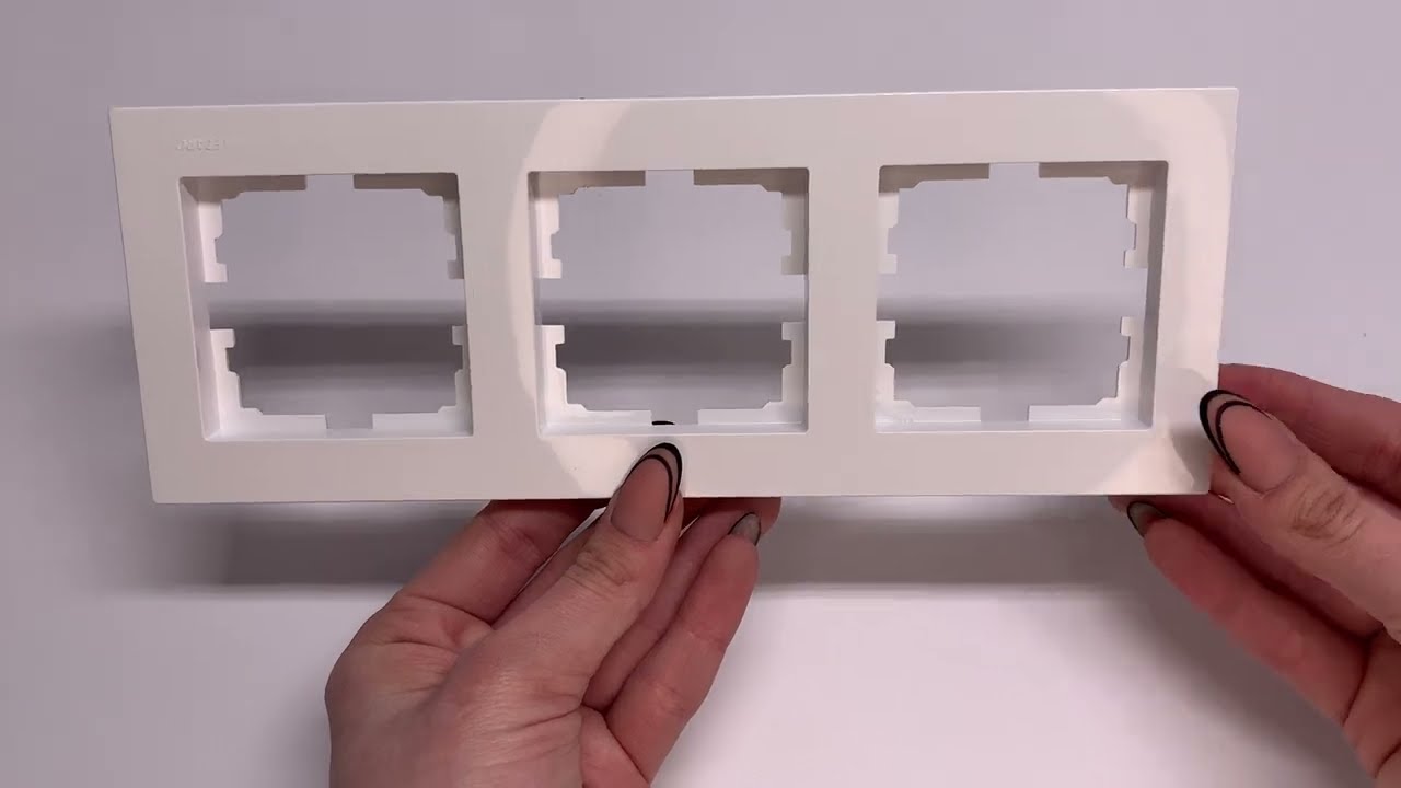 Рамка тройная горизонтальная LEZARD Vesna белый 742-0200-148