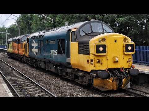class 37 37025 and 37099 pass Reading West on route to Nottingham Eastcroft 08/07/2020