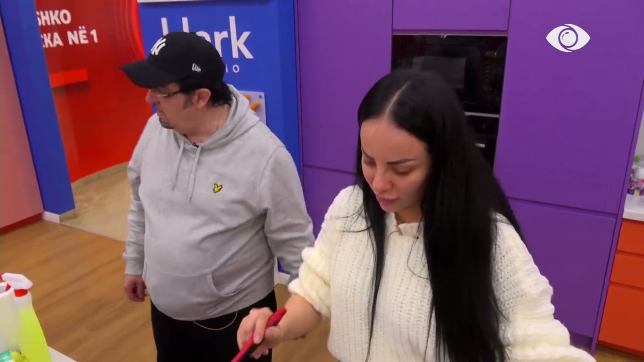 “M’u dogj krepi…”/ Gazi ‘rrëmben’ Sarën nga kuzhina dhe kërcejnë së bashku - Big Brother VIP 3