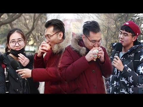 主持人一邊採訪一邊吃東西，受訪者簡直崩潰了！