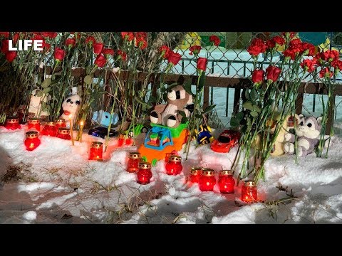 Стихийный мемориал на месте убийства ребёнка в Нарьян Маре