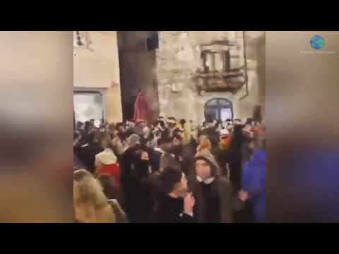 Lucca: balli in piazza nel Centro storico. Scattano le denunce per gli assembramenti
