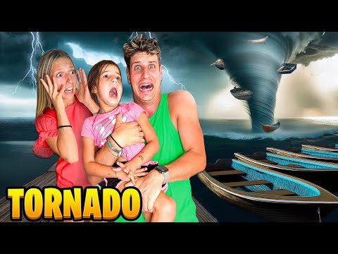 AURORA E PAPÀ MIKE SOPRAVVIVIAMO NELLA TEMPESTA CON LA NOSTRA NUOVA BARCA! LAURA È SCOMPARSA!