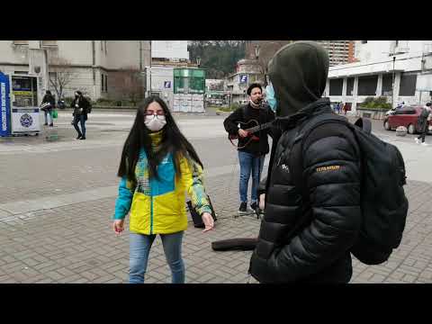 Joven penquista interpreta Ángel para un final.