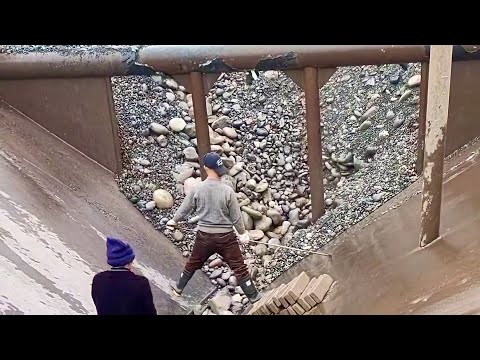 Barge unloading 3400 tons of cobblestone!  Nature sounds are amazing