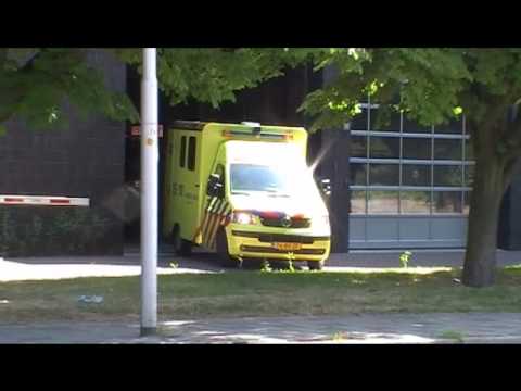 Ambulance 15-105 Delft vertrekt met spoed naar Den Haag