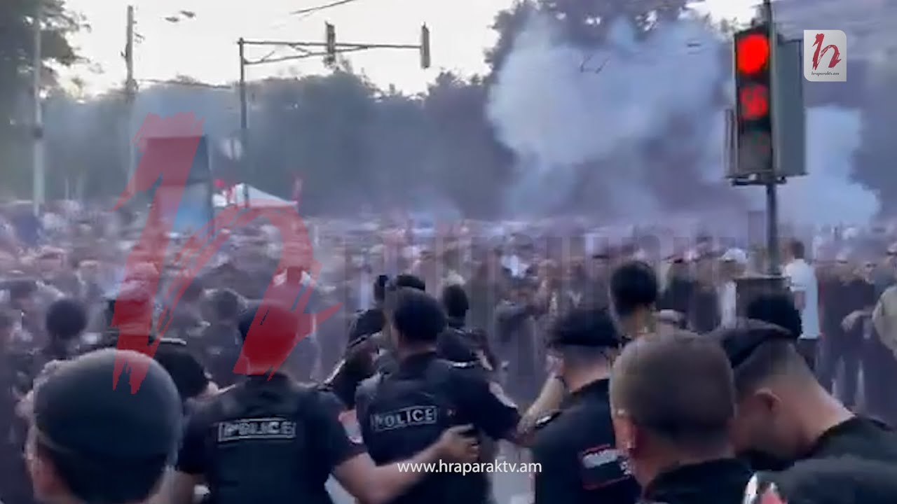 Ոստիկանությունը լուսաձայնային նռնակներ նետեց ժողովրդի վրա