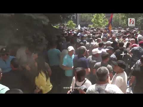 Ինչպես են բերման ենթարկում Արթուր Վանեցյանի որդուն