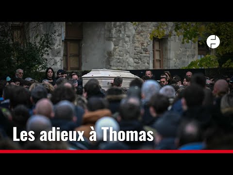Plus de 2 000 personnes ont rendu un dernier hommage à Thomas, tué en marge d'une fête