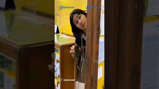 Download lagu Transvestite busker goes on a rampage at a West Jakarta pharmacy, allegedly refusing to accept a ... mp3