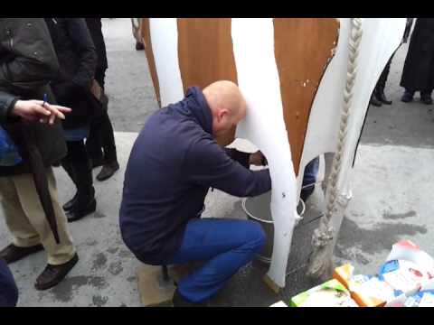 Kempi und das geile Gummi Euter. 1,6 Liter in 60 Sekunden! :-)