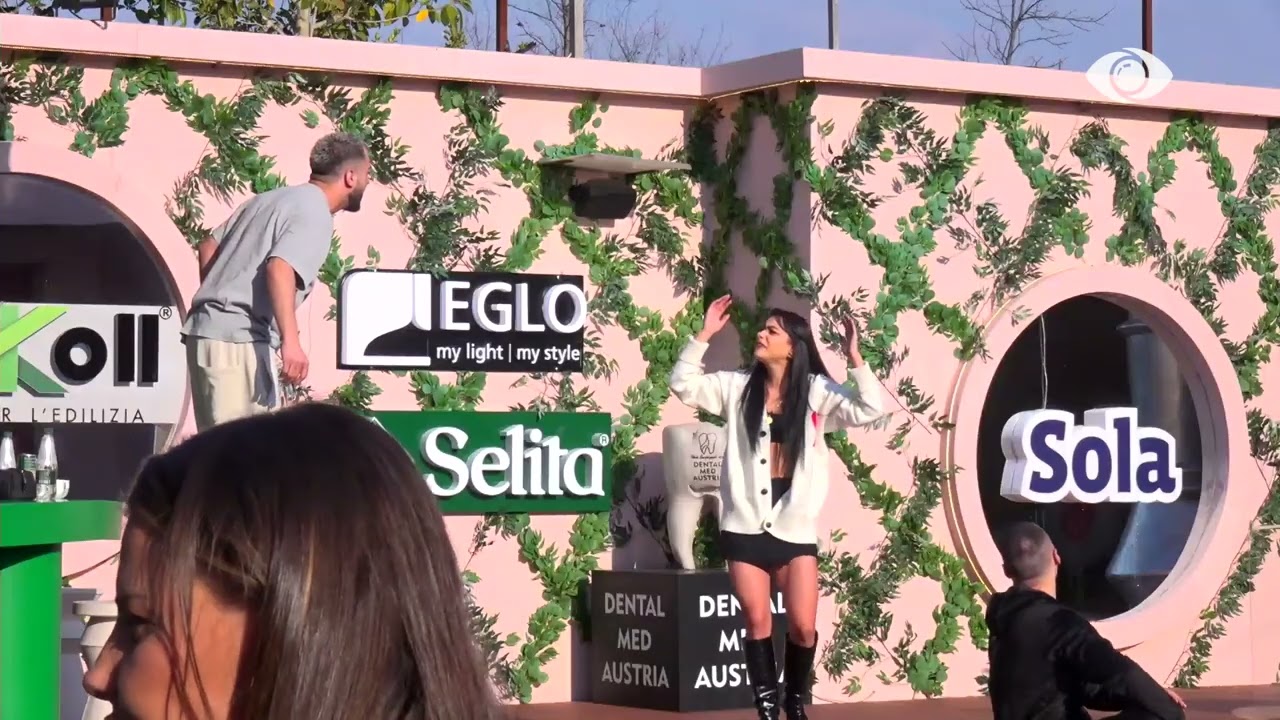 Surprizë nga ajri për Eglin, banorja emocionohet