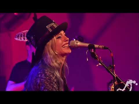 Cynthia Nickschas bei "Sisters of Comedy" live 2018